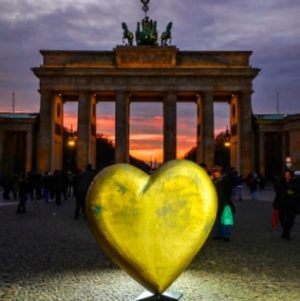 Brandenburger Tor mit goldenem Herz
