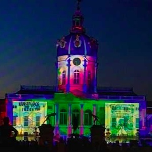 Das Schloss Charlottenburg wurde beim Festival of Lights mit den Plakaten des Plakatwettbewerbs angeleuchtet