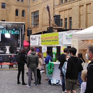 Das Müllburger Tor steht rechts neben der Bühne beim Umweltfestival