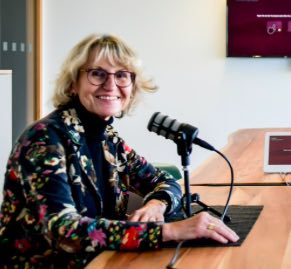 Beate Ernst beim Podcast Richter und Denker