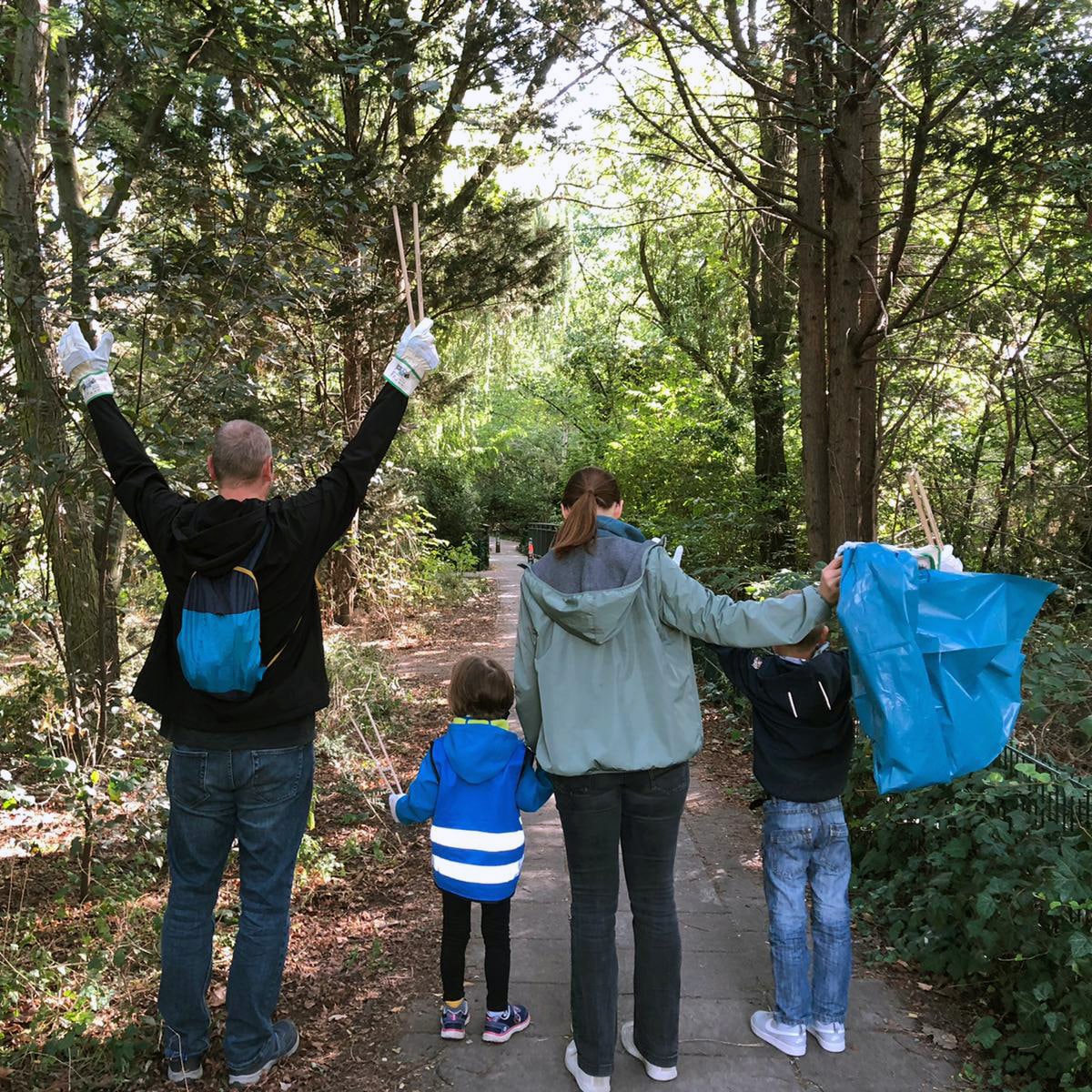 Familie sammelt Müll im Wald zum Aktionstag 2020
