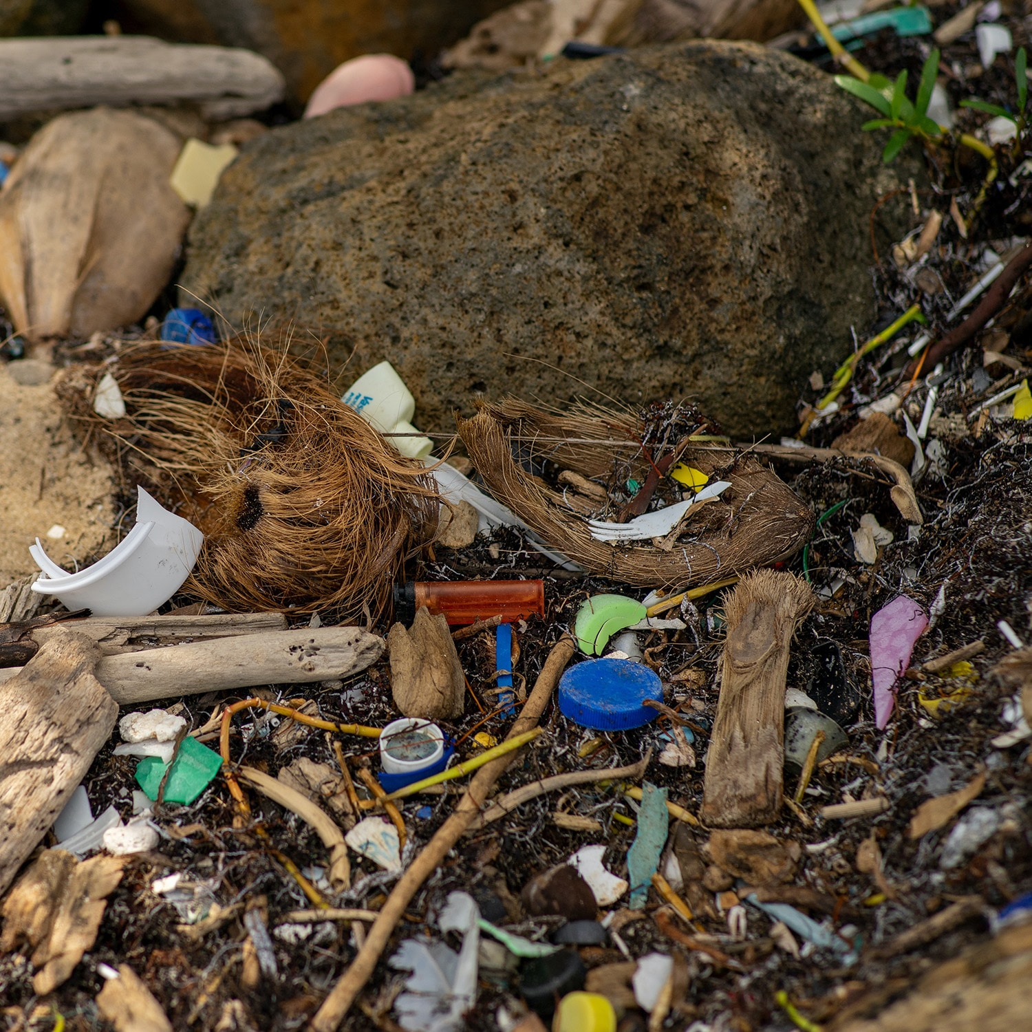 Littering: Auf dem Boden liegt viel Müll. Von kleinen Plastikteilen, Plastikverschussdeckel hin Feuerzeugen.
