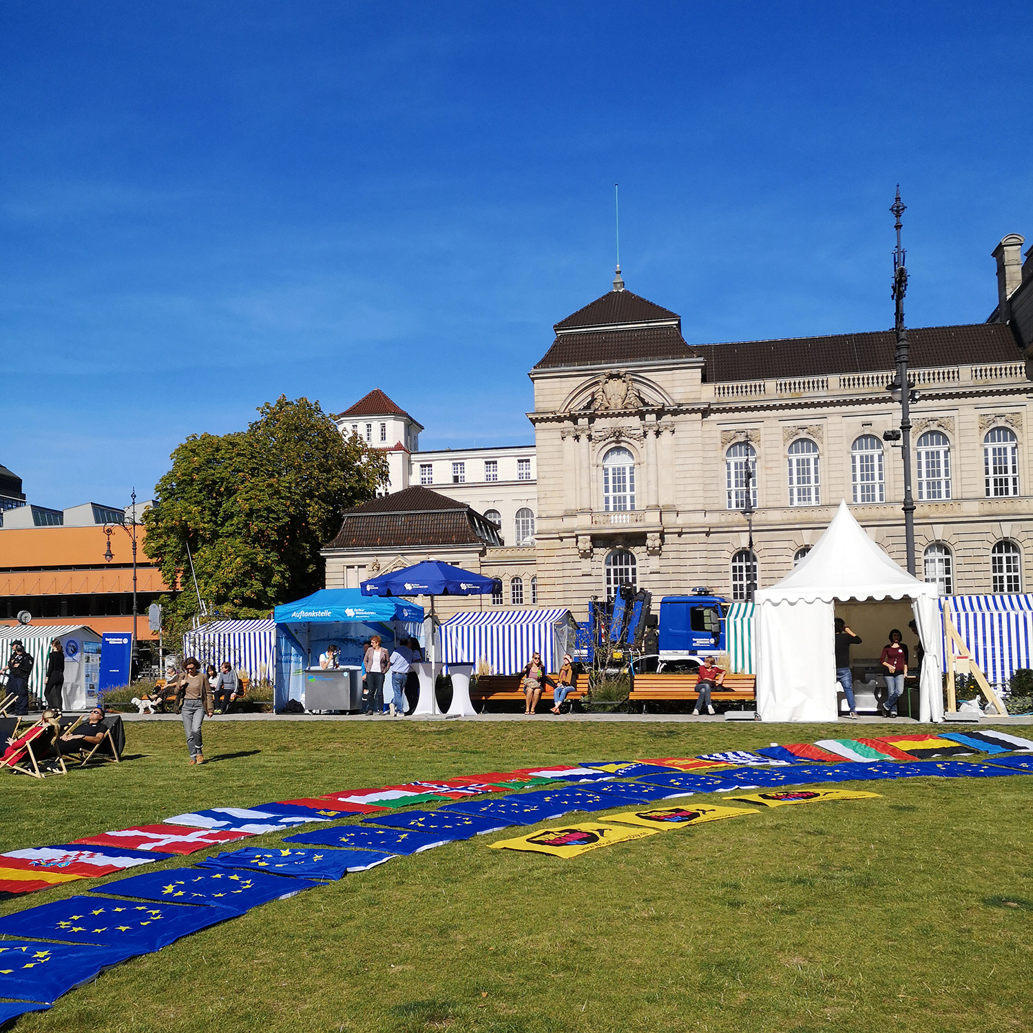 think-global-act-local-2019-steinplatz-europaflaggen