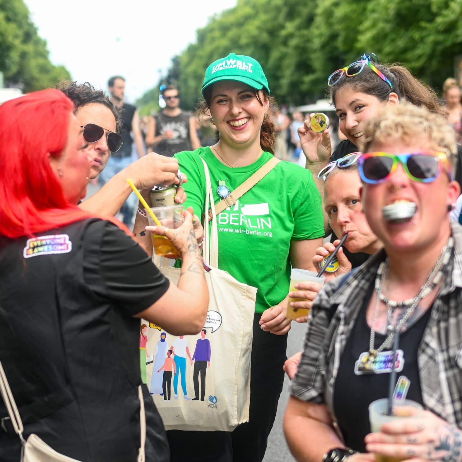 Die Müllbotschafter:innen auf dem CSD im Einsatz. Credit: Volkmar-Otto