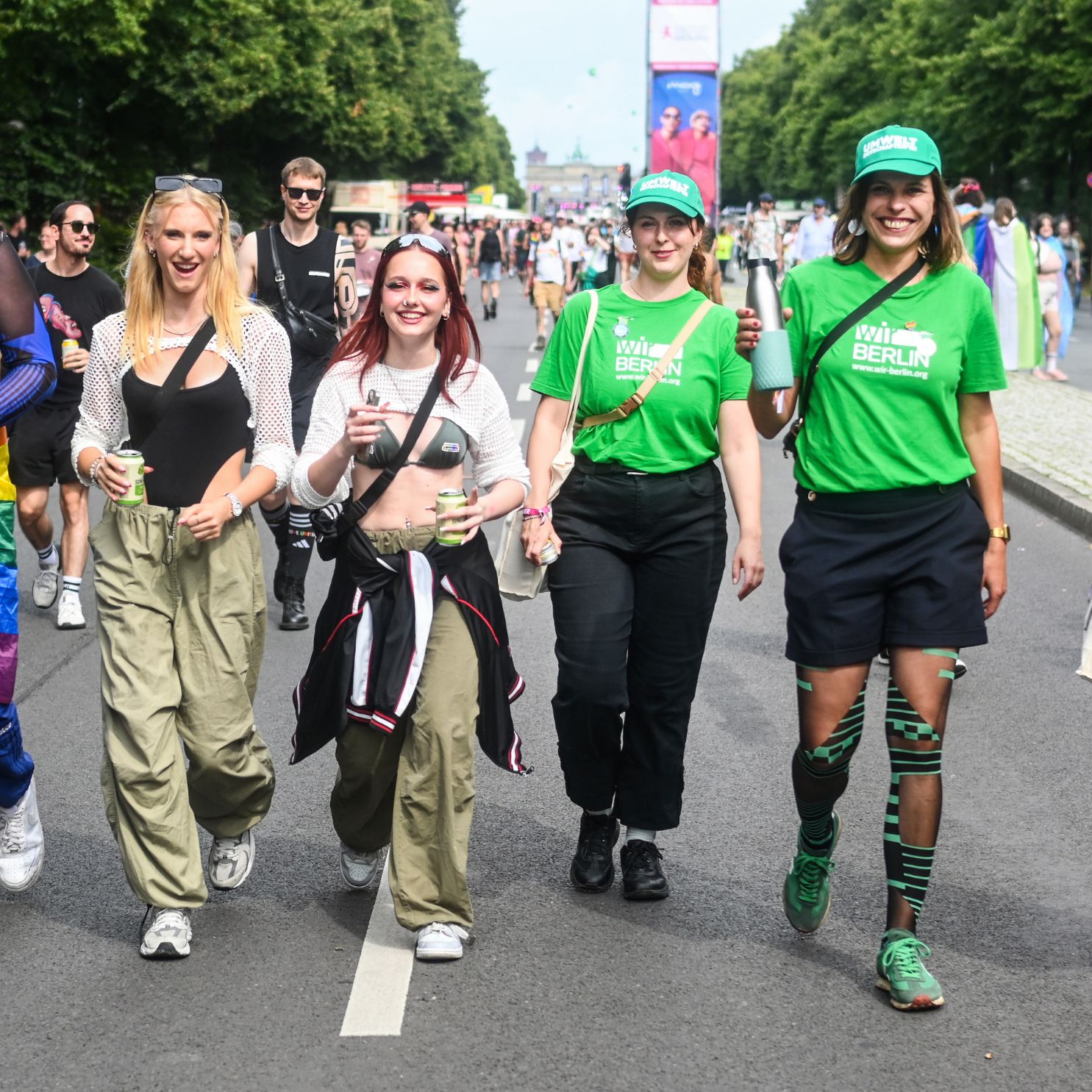 Die Müllbotschafter:innen auf dem CSD im Einsatz. Credit: Volkmar-Otto