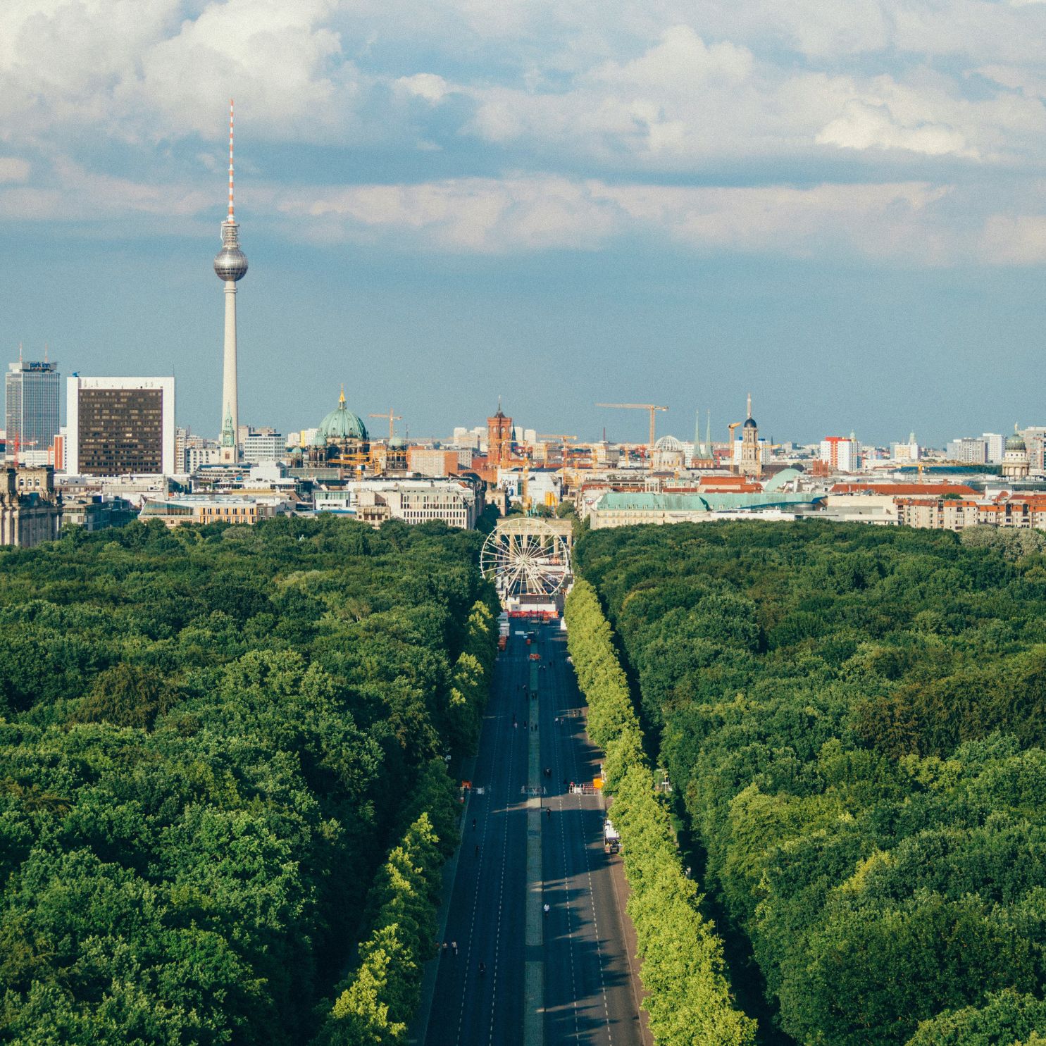 Das Bild wurde von der Siegessäule aufgenommen und es ist der Fernsehturm und der Tiergarten zu sehen