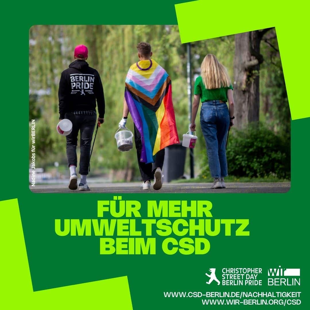 Auf dem Bild steht "Für mehr Umweltschutz beim Berliner CSD" Zudem sind drei Personen von hinten zu sehen, die den Park aufräumen